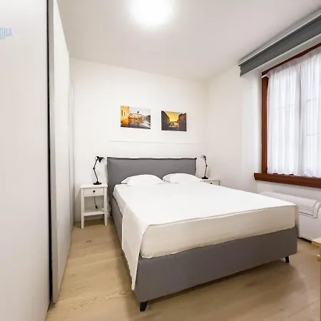 Apartment Piazza Della Borsa 3c Tirabora Short Rent